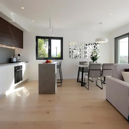 Modena Maris-heated Pool-grill-relax-jacuzzi * Icici