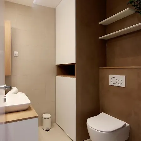 Modena Maris-heated Pool-grill-relax-jacuzzi